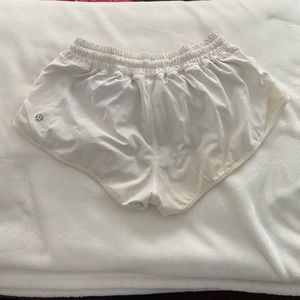 lululemon hotty hot 2.5 shorts